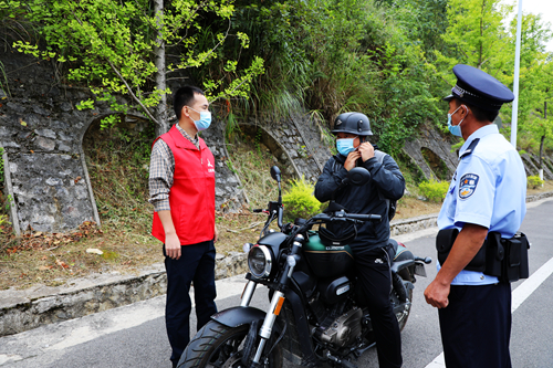 志愿者、公安民警劝返群众.JPG